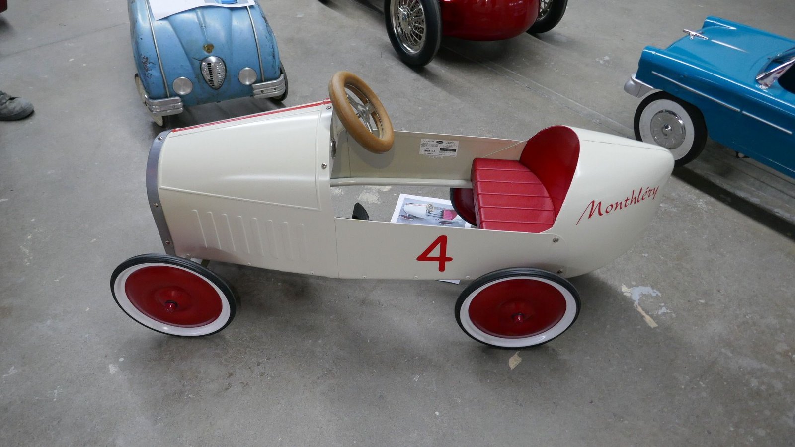 Ein weißes Tretauto mit der Nummer 4 darauf